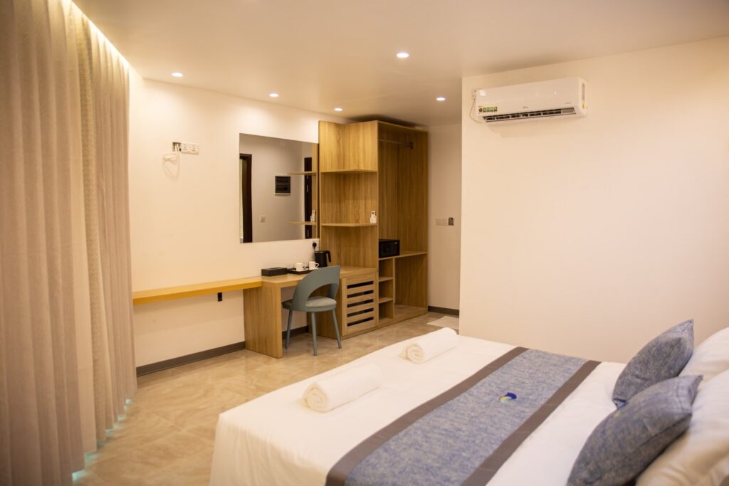 Superior Double or Twin Room with Sea View - Image 2